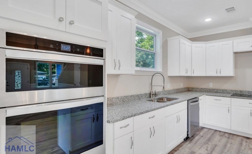 Open Concept Kitchen with an Island & Granite Coun