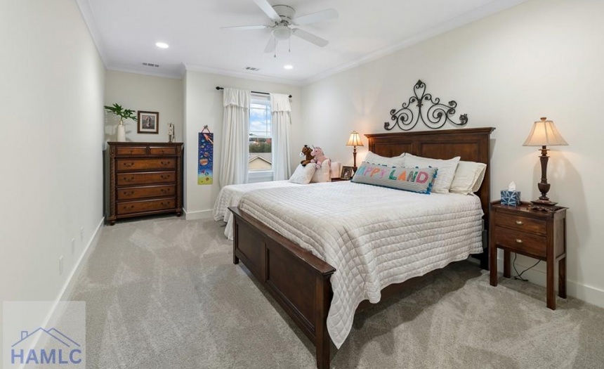 Guest room w/ its own walk-in closet & private bat